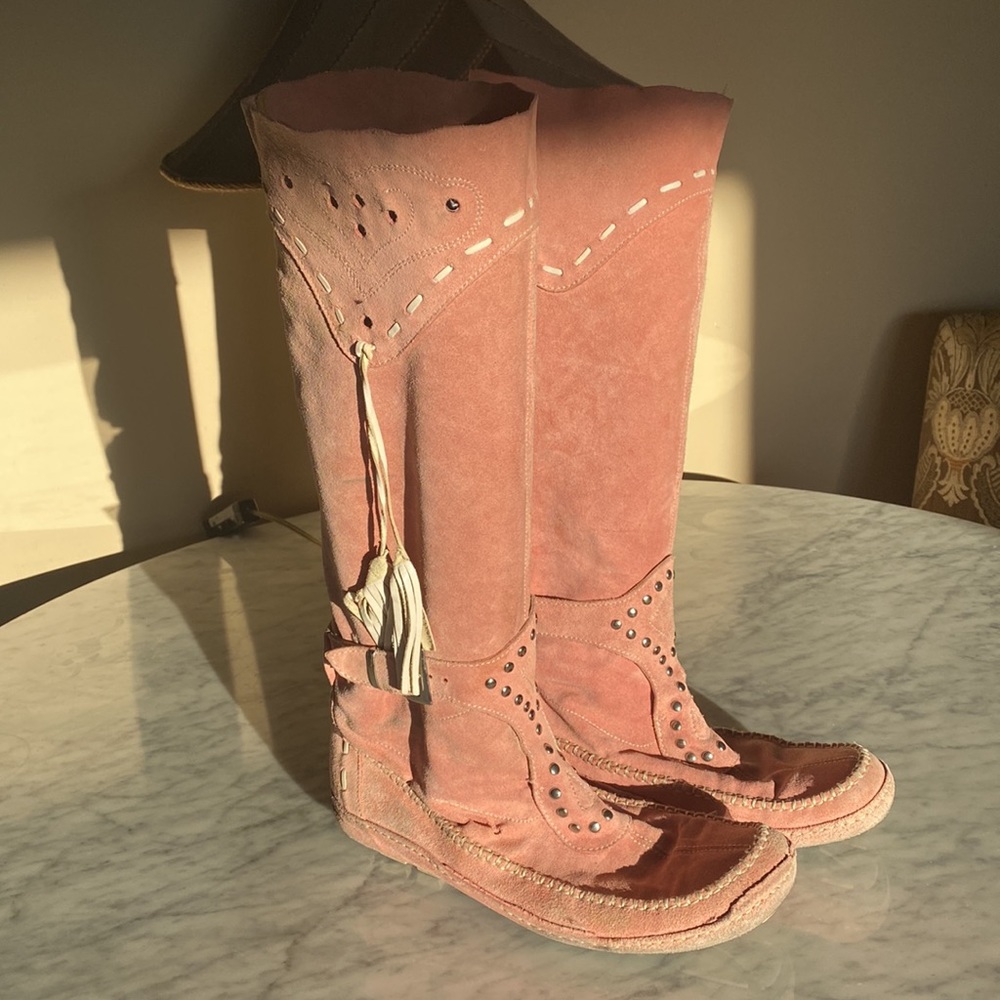 El Vaquero pink soft suede boots.